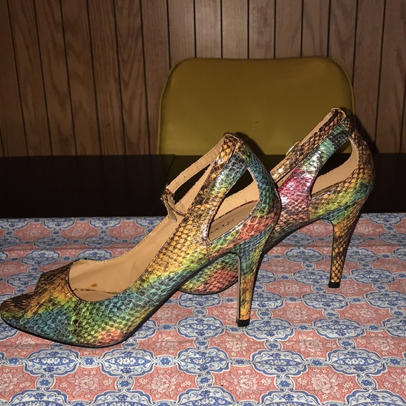4/$10🌻🌻Rainbow snake skin print pumps - Picture 4 of 5